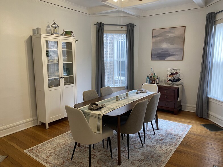 Dining room - 3704 N Magnolia Ave