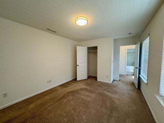 Building Photo - AVAILABLE TO SHOW!