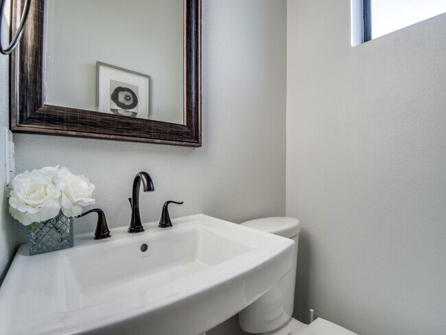 Building Photo - 1509 Holly St