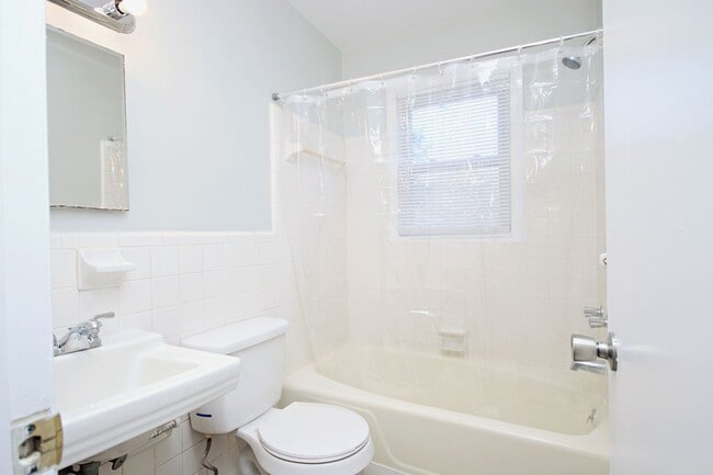 Building Photo - Student-Friendly Ivy Rd Apartment Near Foo...