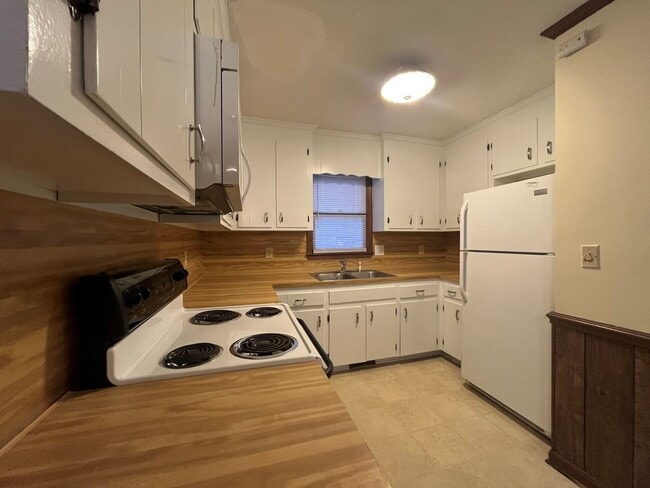 Building Photo - Dual Suites! Spacious 2BR, 2.5BA Townhome Near NCSU!