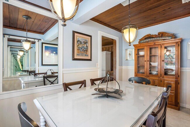 Building Photo - 102 SE 7th Ave