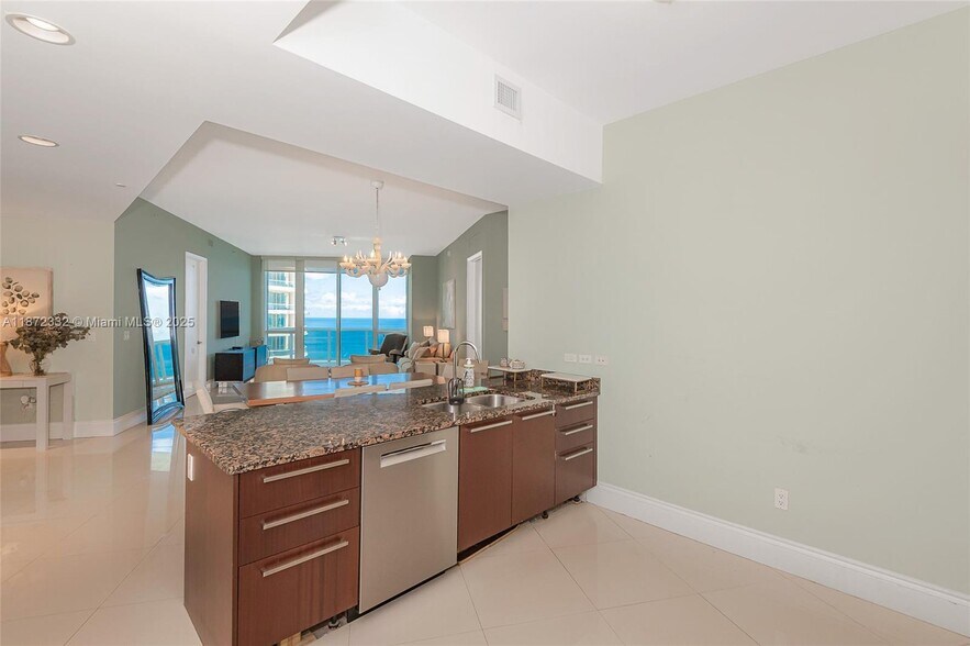 Building Photo - 16001 Collins Ave