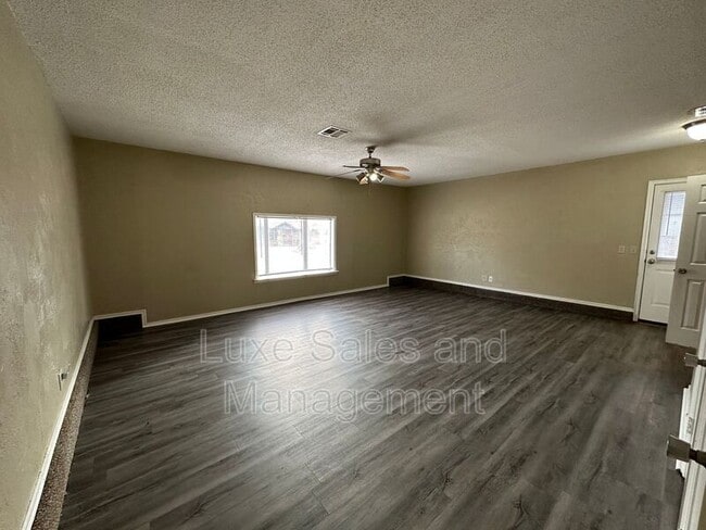 Building Photo - 621 Lotus Ave