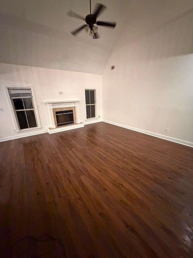 Building Photo - Elegant Two-Story Living – 5 Beds, 2.5 Baths