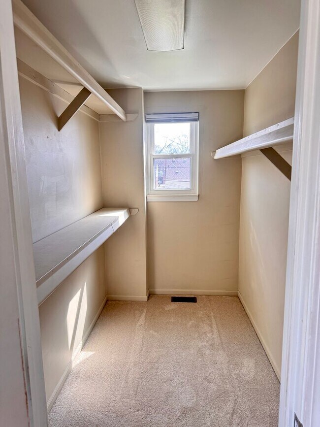 Building Photo - Spacious 5-Bedroom Home in Prime Royal Oak Location – $2,900/month