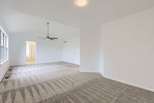 Building Photo - **Spacious, Light-Filled 4 bed, 4 bath wit...