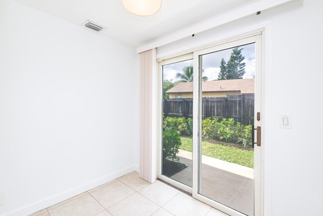 Building Photo - 121 SW 2nd Ave