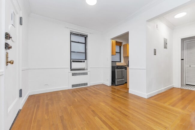 Building Photo - 350 E 54th St