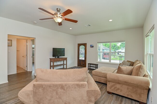 Building Photo - 1110 Louise St