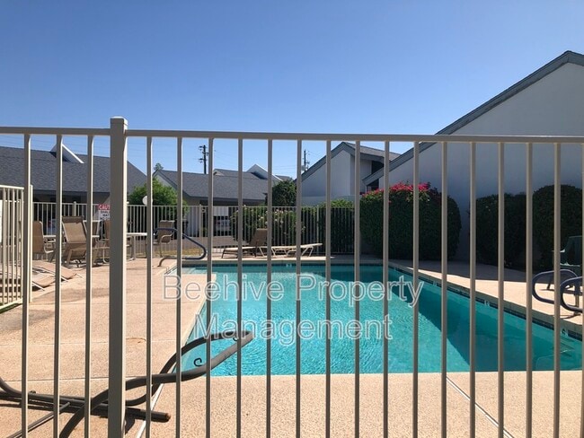 Building Photo - 302 N Sycamore