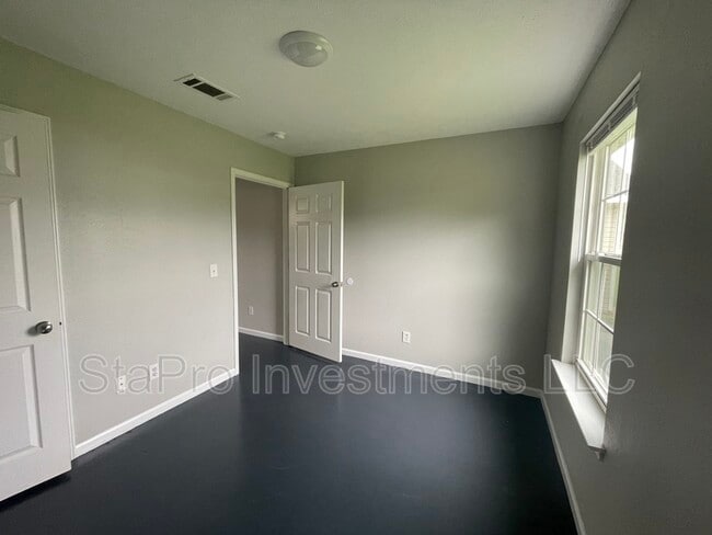 Building Photo - 110 Village Pl