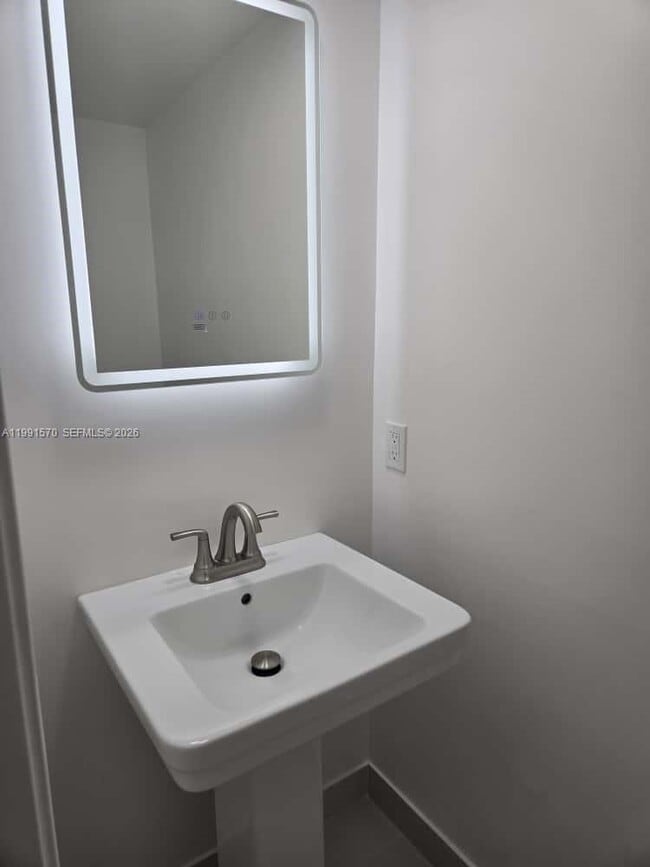 Building Photo - 5 Olive Dr