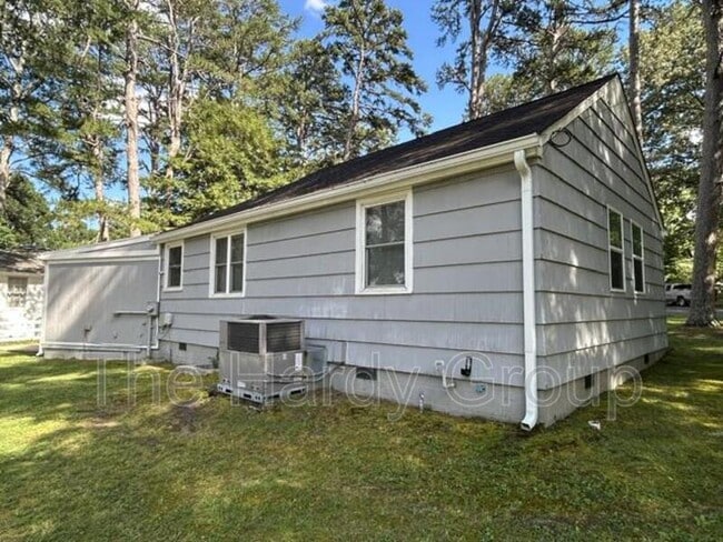 Building Photo - 934 McKellar Dr
