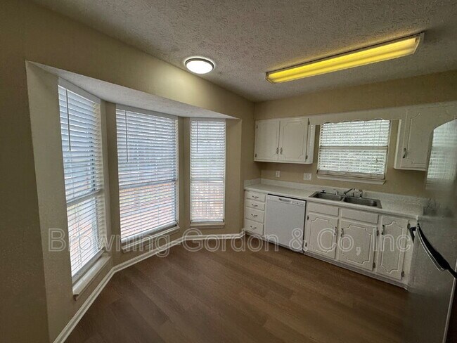 Building Photo - 1111 Cedarhill Ct