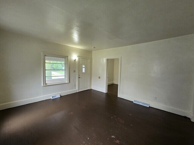 Building Photo - 820 Logan Ave