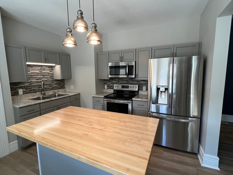 Kitchen Amenities - 401 N Main St