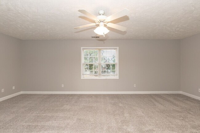 Building Photo - Gorgeous Three Bedroom Home!