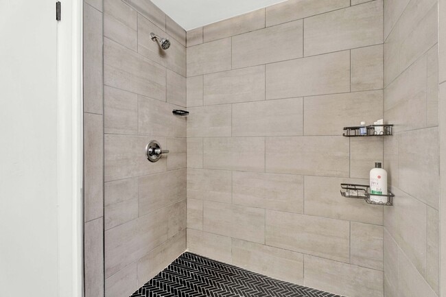 Building Photo - 3BD ROOM RANCH - PRIVATE LOT - FURNISHED -...