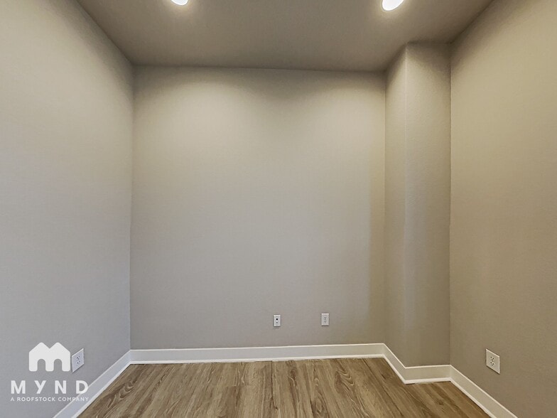 Building Photo - 6047 N Netherland Ct