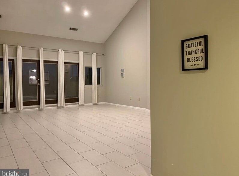 Building Photo - 1040 Deer Ridge Dr