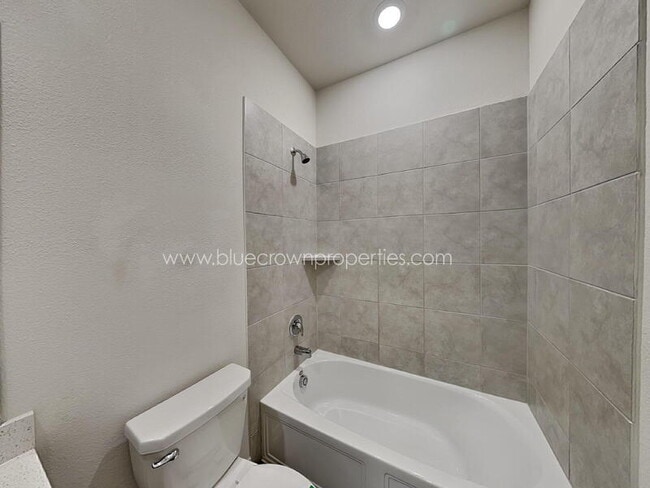 Building Photo - 4925 Woodloch Dr