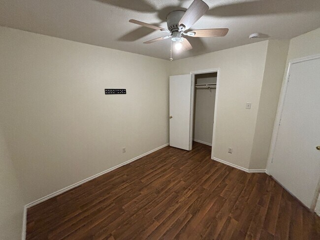 Building Photo - Move in Ready - 3 bedroom 2 bath 2 car garage