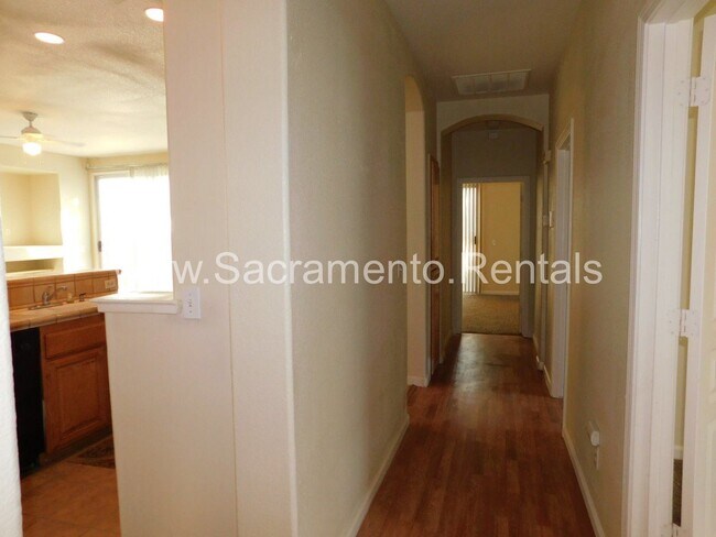 Building Photo - 4 br, 2 bath House - 4000 Saintsbury Drive