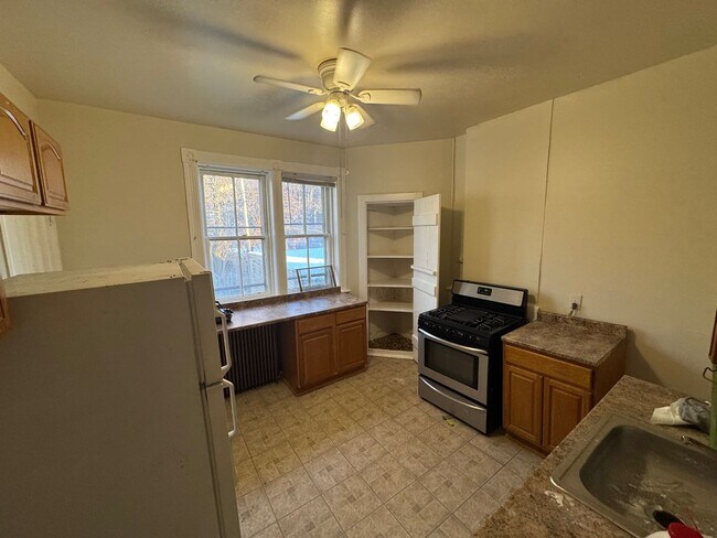 Building Photo - 560 2nd St