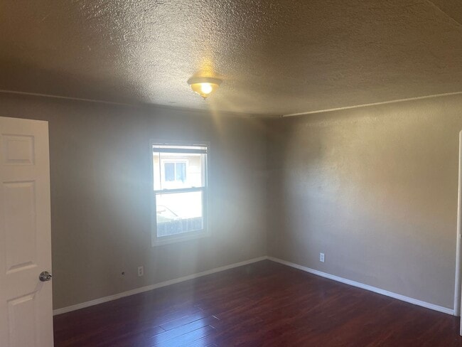 Building Photo - Wonderful Stand Alone Home