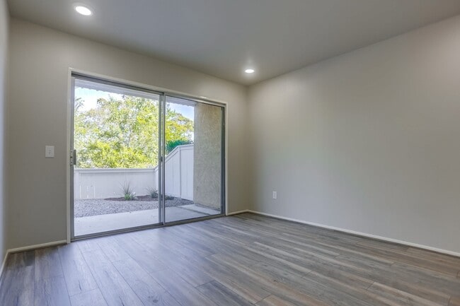 Building Photo - 2 Bedroom Oceanside Condo, with Private Ya...