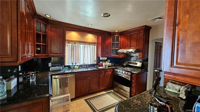 Building Photo - 289 Davenport Ave