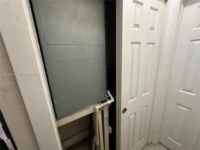 Building Photo - 1147 NE 113th St