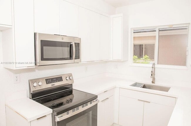 Building Photo - 273 SE 32nd Ave