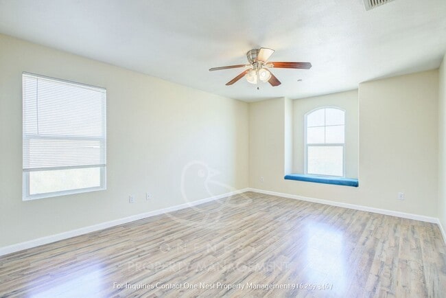 Building Photo - Huge home, Lincoln Crossing - walking dist...