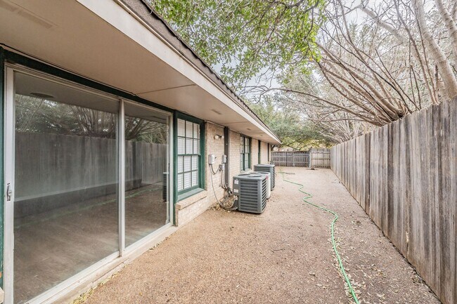 Building Photo - Prime Location in Overton West! Spacious D...