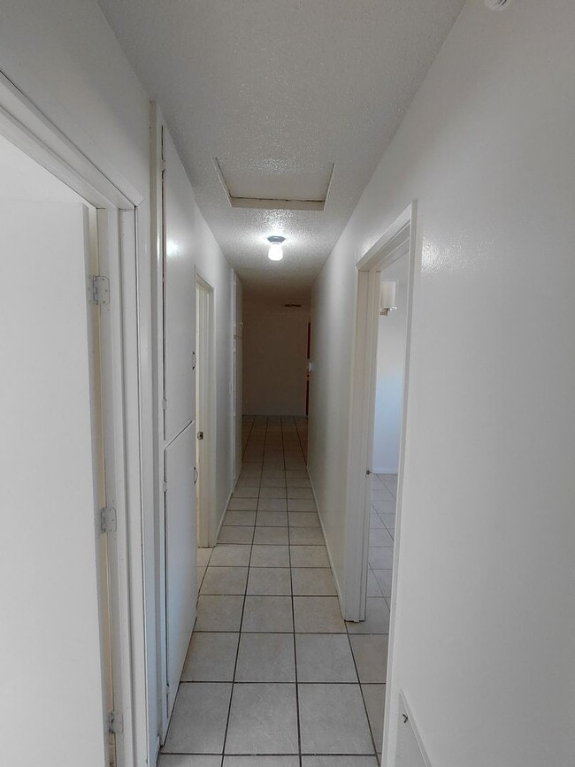 Building Photo - Spacious 3-Bedroom Home