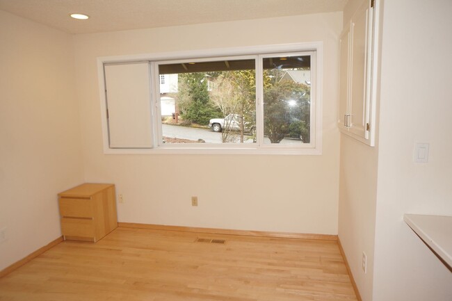 Building Photo - Beautiful NW Portland Heights 4 bedroom