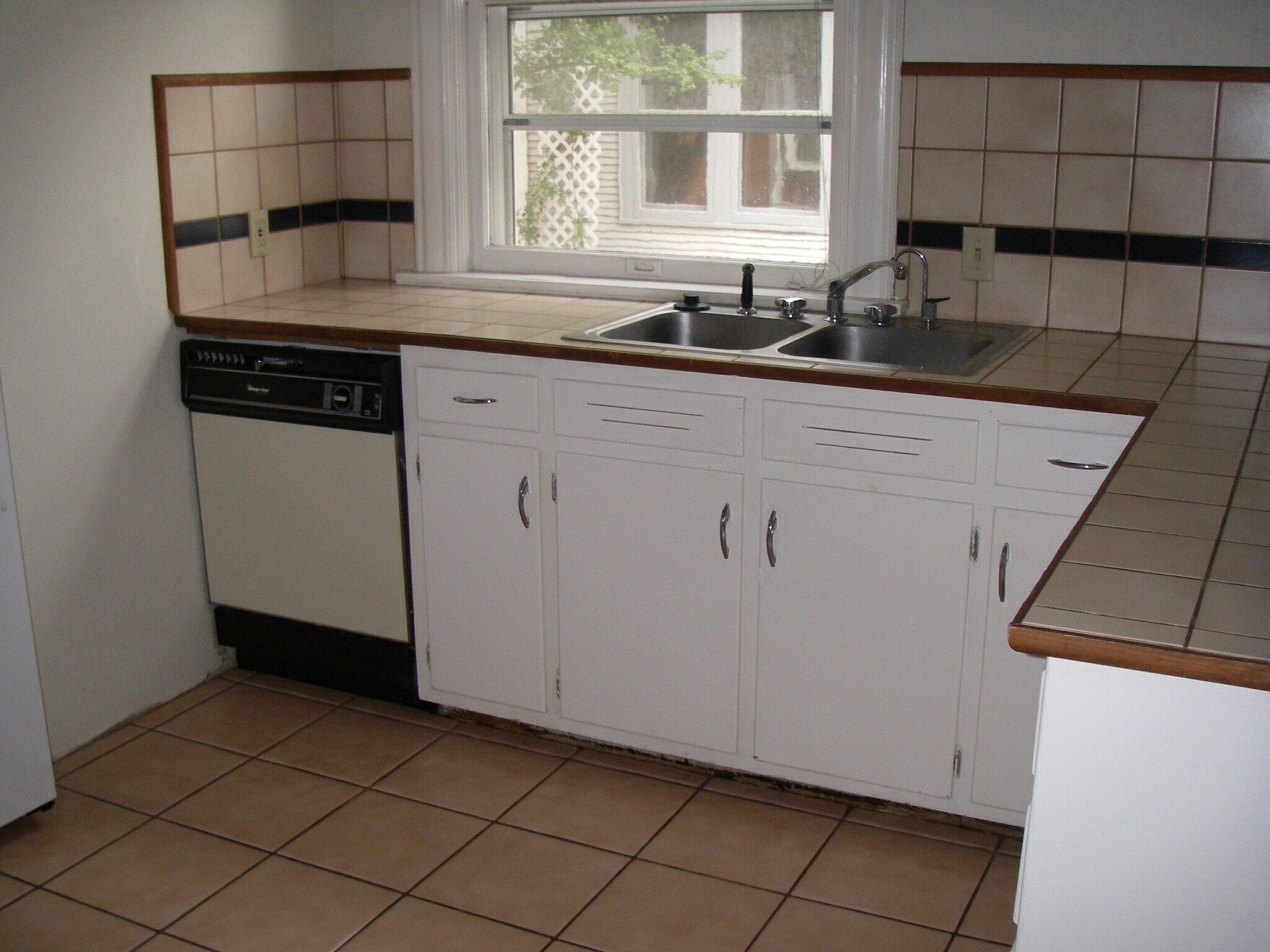 KITCHEN - 915 N Weber St