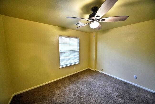 Building Photo - Beautiful Rental now available in Thistle Creek (Schertz) - 5 Bedrooms! Realtor Commission: $750