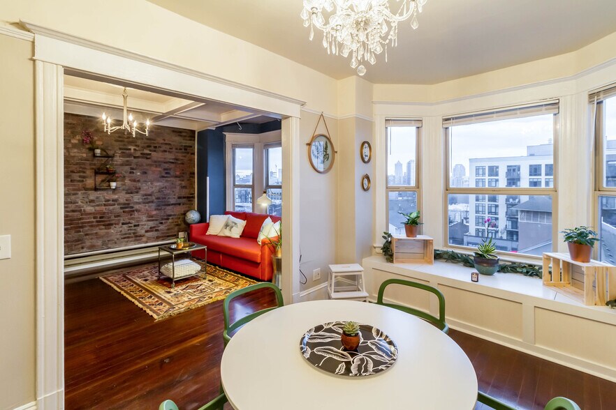 Building Photo - Goldie