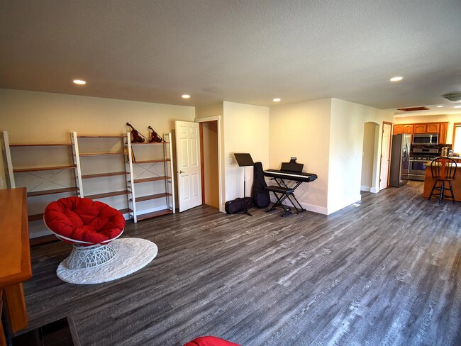 Building Photo - Welcome Home! This beautiful and spacious home