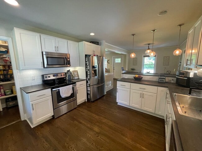 Building Photo - Updated 3 Bedroom Home