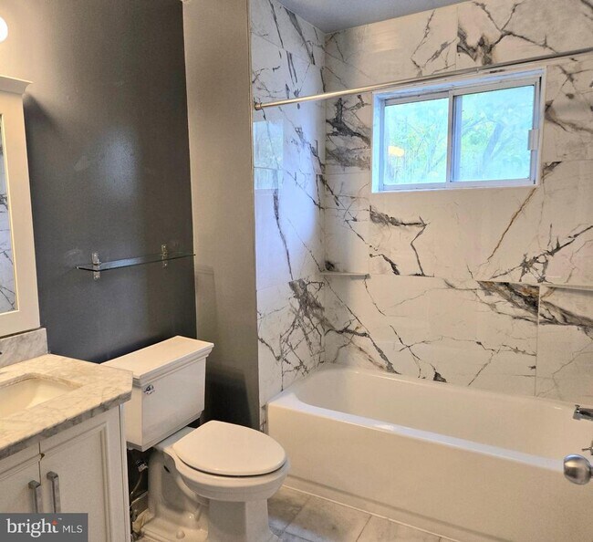 Building Photo - 472 N Church St