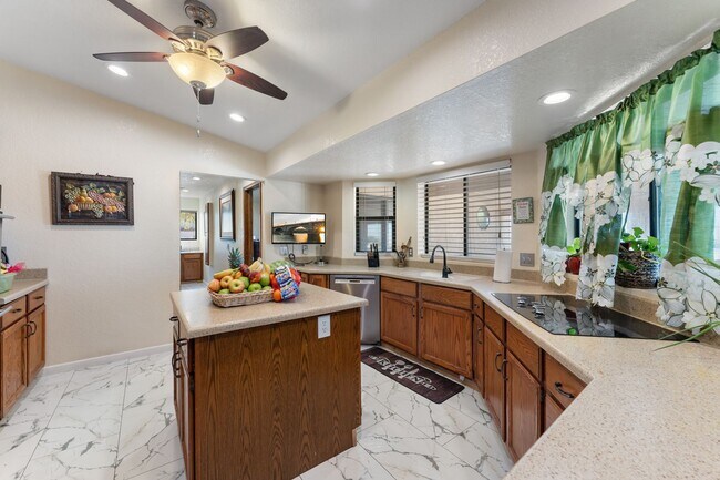 Building Photo - 1099 Pueblo Dr
