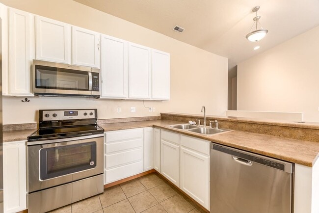 Building Photo - Beautiful Townhouse in Great Location!