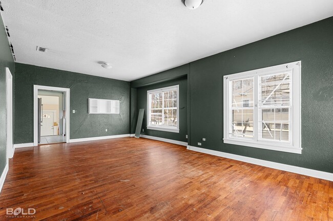 Building Photo - Check This Charming 1 Bed 1 Bath Out!