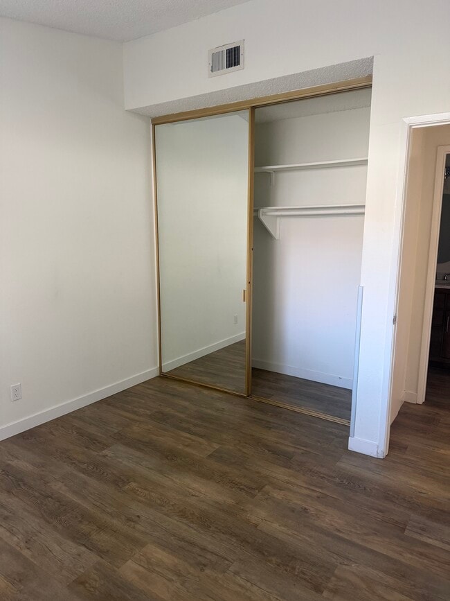 Building Photo - 10417 Hayford St