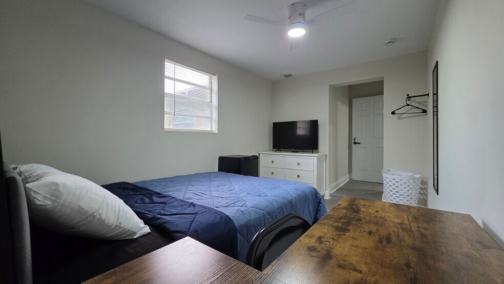 Building Photo - 1343 Poppy Ave