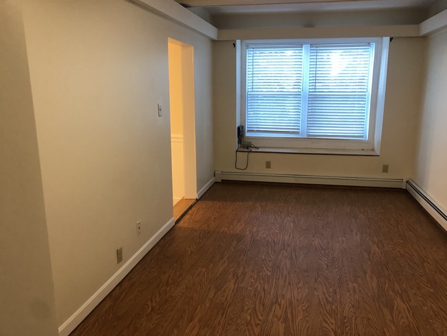 Building Photo - 1st Floor Updated 3 BR Quiet Area Near Bla...